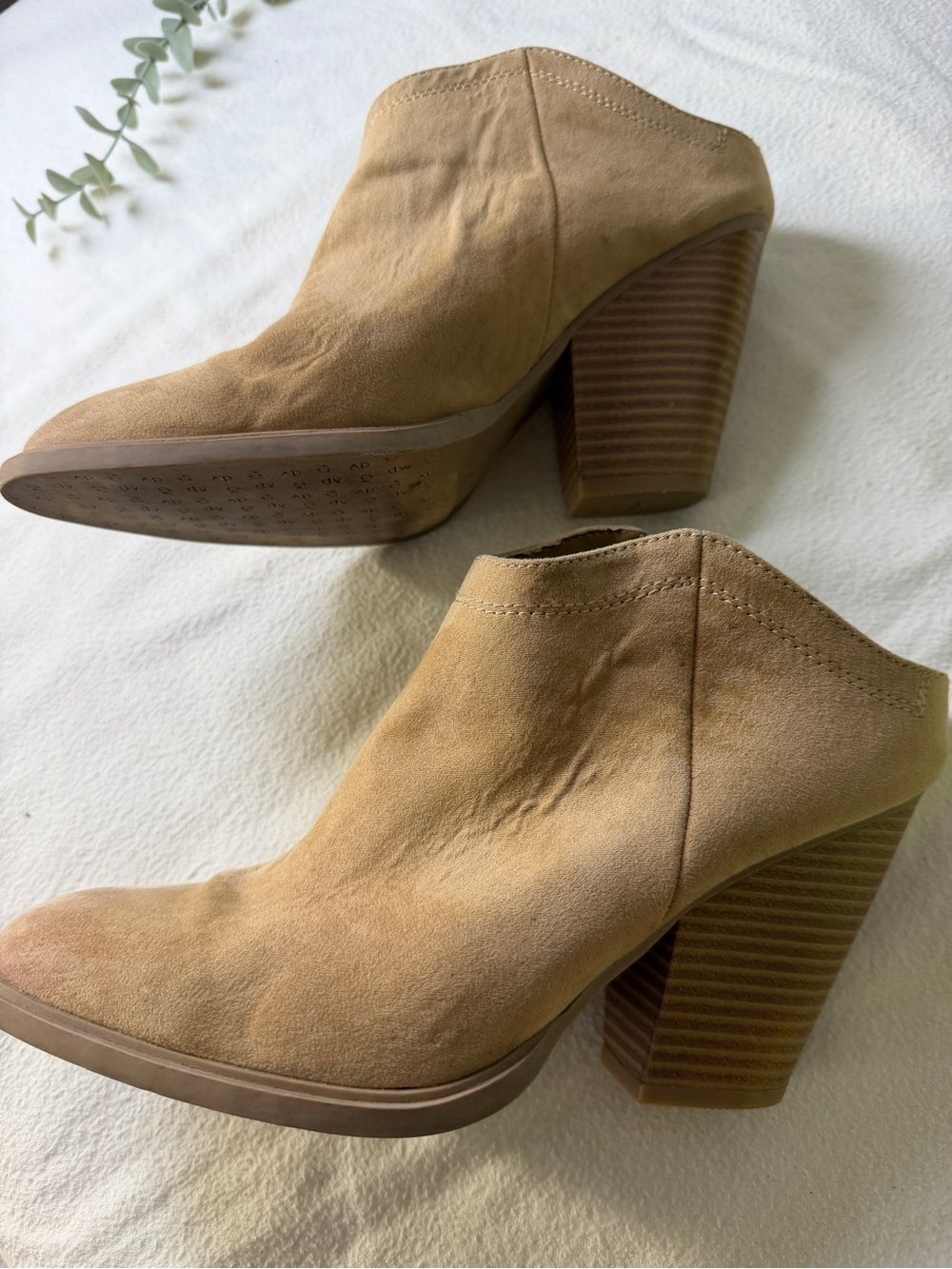 Dolce Vita DV Tan Faux Suede Ankle Size 7.5 Pointed
